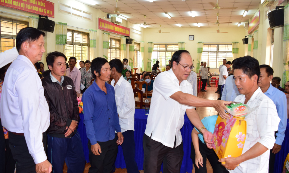Tập đoàn An Nông tặng quà cho hội viên nông dân có hoàn cảnh khó khăn tại huyện Thạnh Hóa