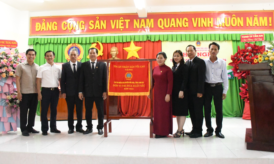 Tòa án Nhân dân huyện Đức Hòa nhận cờ thi đua xuất sắc của Tòa án Nhân dân tối cao