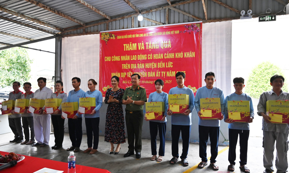 Đại biểu Quốc hội tặng quà Tết công nhân Bến Lức