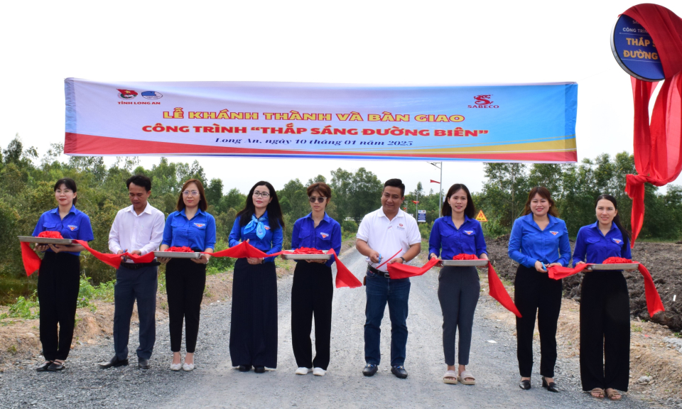 Khánh thành công trình “Thắp sáng đường biên” tại Thạnh Hóa