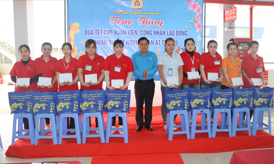 Liên đoàn Lao động tỉnh trao quà Tết tại Cần Đước