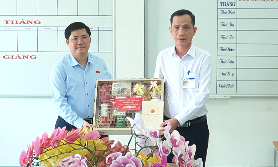 Đoàn Đại biểu Quốc hội tỉnh thăm, tặng quà Tết tại Trường Nuôi dạy trẻ khuyết tật