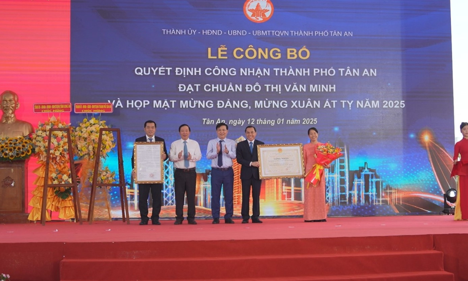 Thành phố Tân An công bố và đón nhận quyết định đạt chuẩn đô thị văn minh