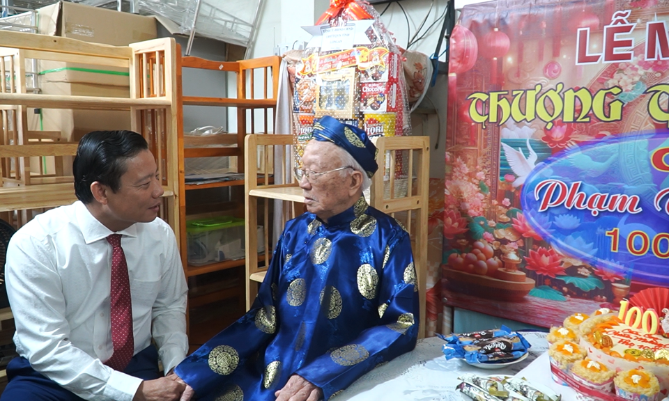 Lãnh đạo tỉnh mừng thọ và chúc Tết gia đình chính sách tại thành phố Tân An