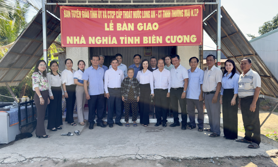 Ban Tuyên giáo Tỉnh ủy Long An bàn giao nhà và tặng quà Tết tại Tân Hưng
