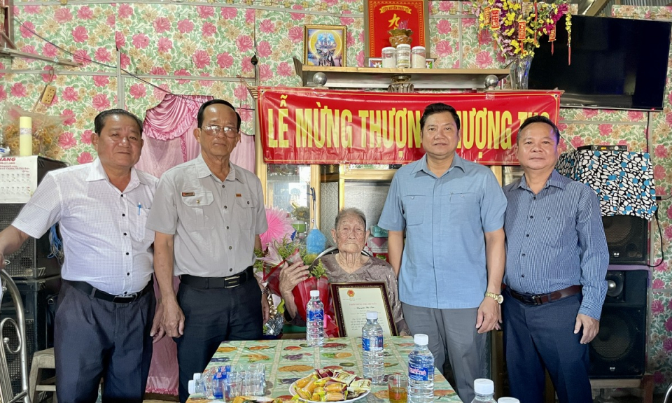 Lãnh đạo huyện Tân Hưng thăm, chúc thọ các cụ tròn 100 tuổi