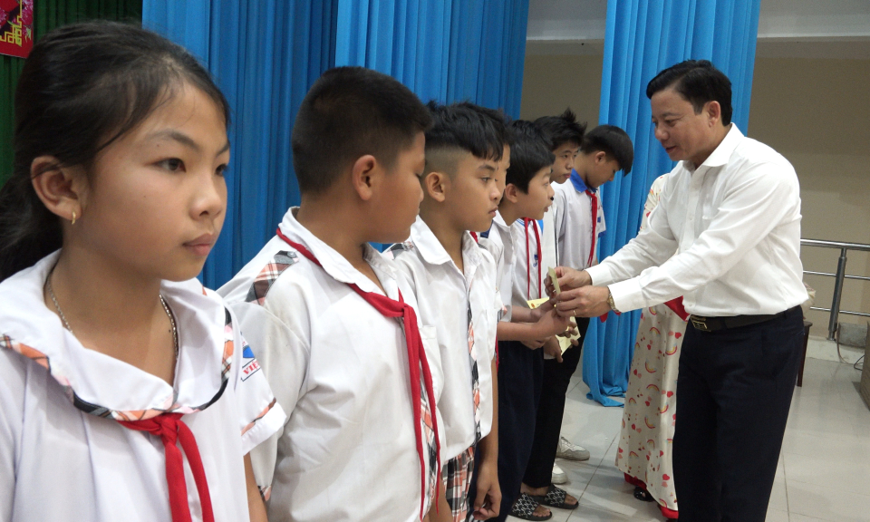 Phó Chủ tịch UBND tỉnh tặng quà Tết cho trẻ em tại huyện Châu Thành