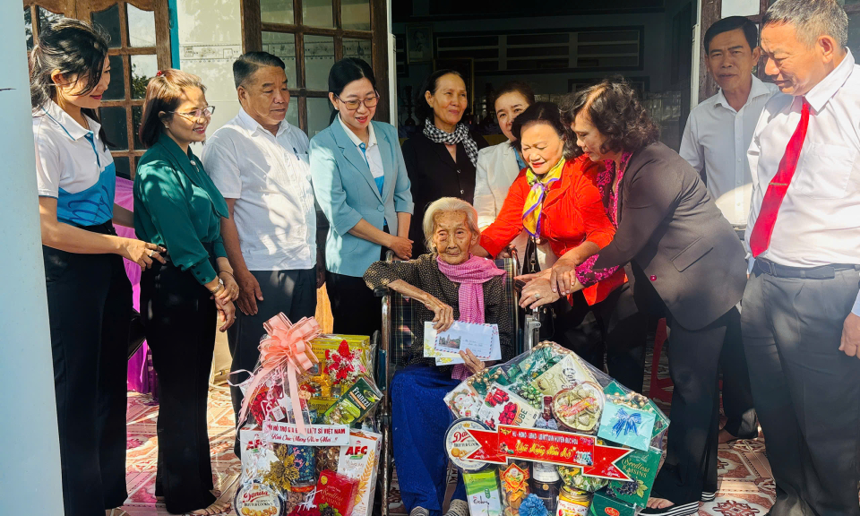 Đức Hòa  thăm, tặng quà Mẹ Việt Nam anh hùng và gia đình liệt sĩ 