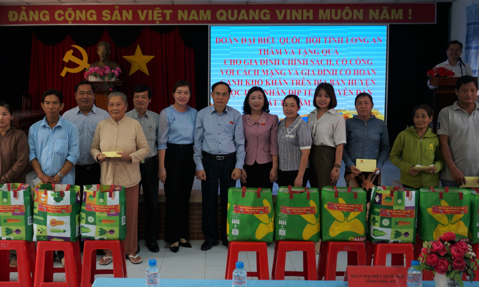 Đoàn ĐBQH tỉnh thăm, tặng quà cho người nghèo tại huyện Mộc Hóa