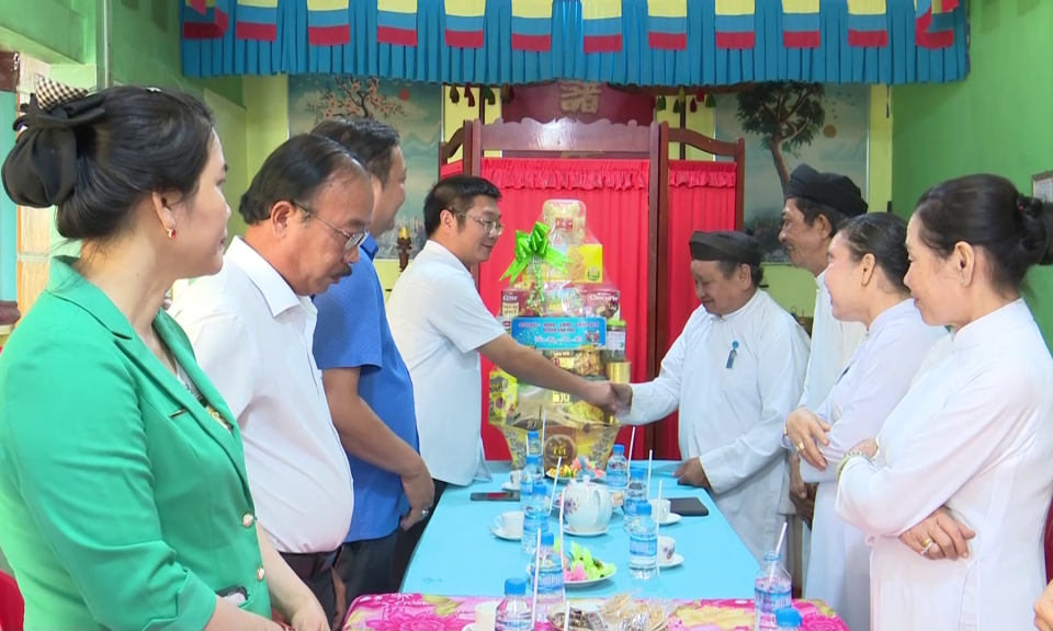  Lãnh đạo huyện Tân Trụ thăm chúc Tết cơ sở tôn giáo