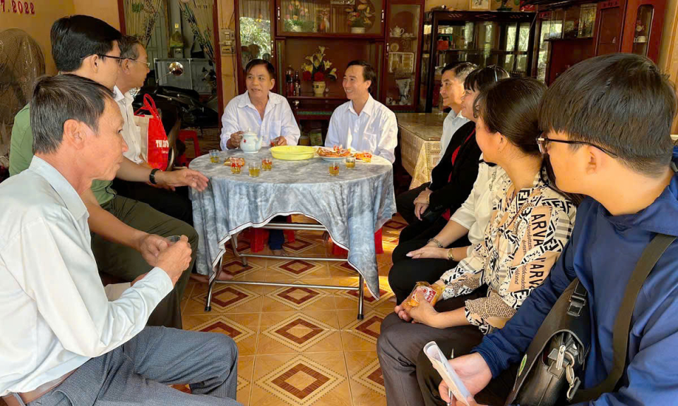 Lãnh đạo Thị xã uỷ Kiến Tường thăm, tặng quà gia đình chính sách