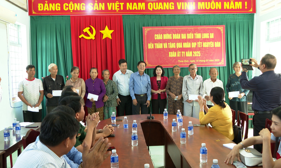 Đoàn công tác tỉnh Long An thăm, tặng quà Tết cho gia đình chính sách tại Bến Tre