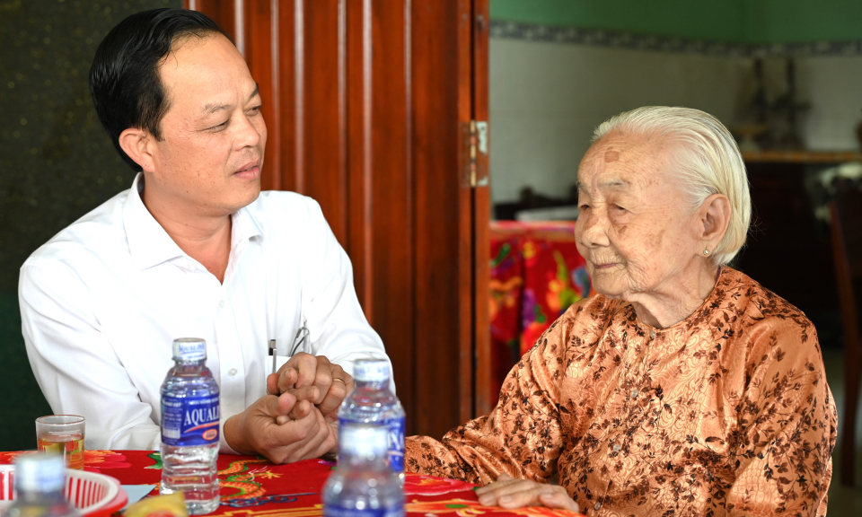 Chủ tịch UBND huyện Bến Lức - Lê Thành Út thăm, chúc Tết gia đình chính sách