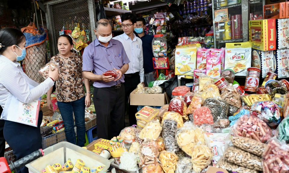 Bến Lức kiểm tra công tác vệ sinh an toàn thực phẩm dịp Tết Nguyên đán 2025
