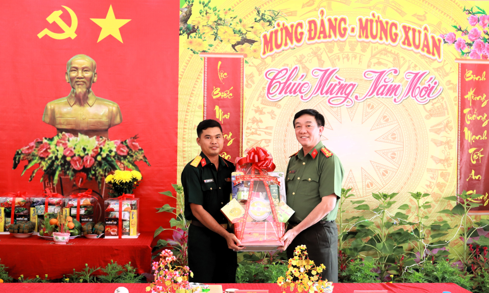 Lãnh đạo tỉnh thăm, chúc Tết Ất Tỵ tại Trung đội pháo binh