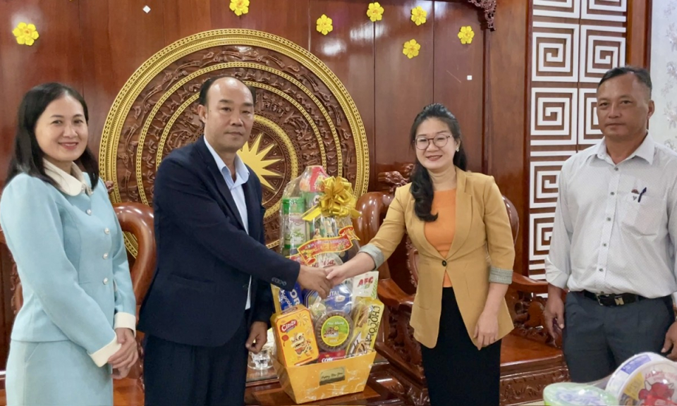Ban Giám đốc Đài Phát thanh và Truyền hình Long An chúc Tết tại huyện Tân Hưng