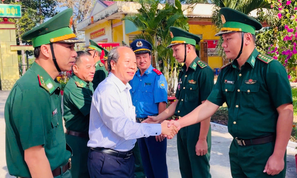 Trưởng Ban Tuyên giáo Tỉnh ủy thăm, chúc Tết lực lượng làm nhiệm vụ tuyến biên giới Tân Hưng
