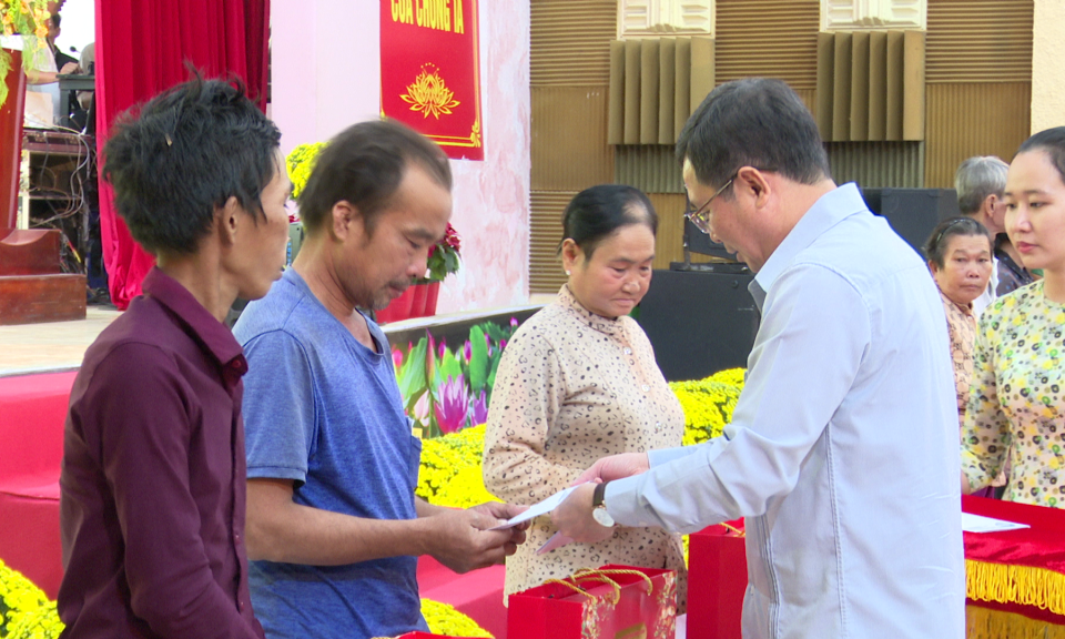 Phó Chủ tịch Thường trực HĐND tỉnh thăm, chúc Tết và tặng quà hộ khó khăn ở Thạnh Hóa