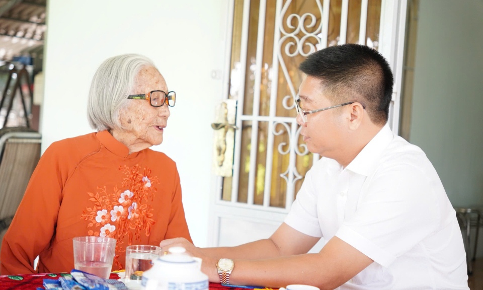 Bí thư Huyện ủy Tân Trụ thăm, chúc Tết Mẹ Việt Nam Anh hùng, gia đình chính sách