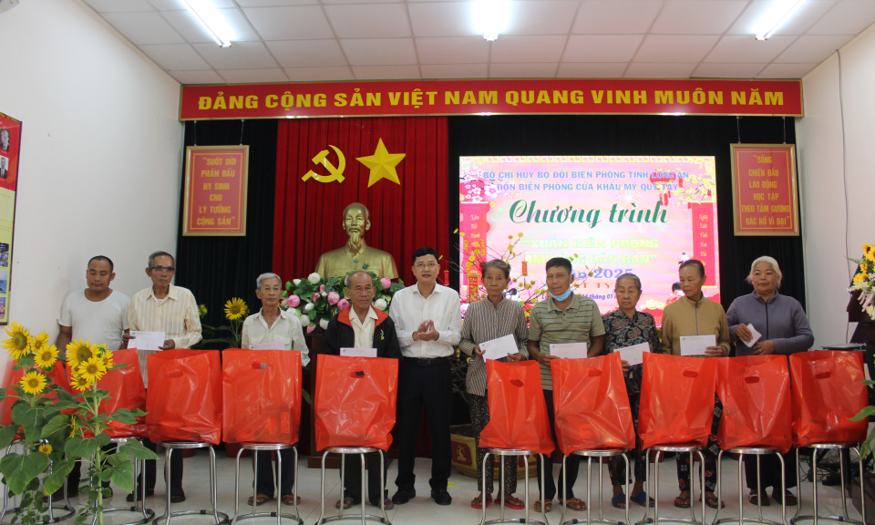 Đồn Biên phòng Cửa khẩu Mỹ Quý Tây tổ chức Chương trình "Xuân Biên phòng ấm lòng dân bản”