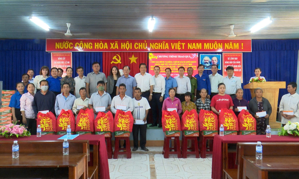 Đức Hòa trao 500 phần quà Tết cho hộ nghèo, hộ cận nghèo, gia đình chính sách