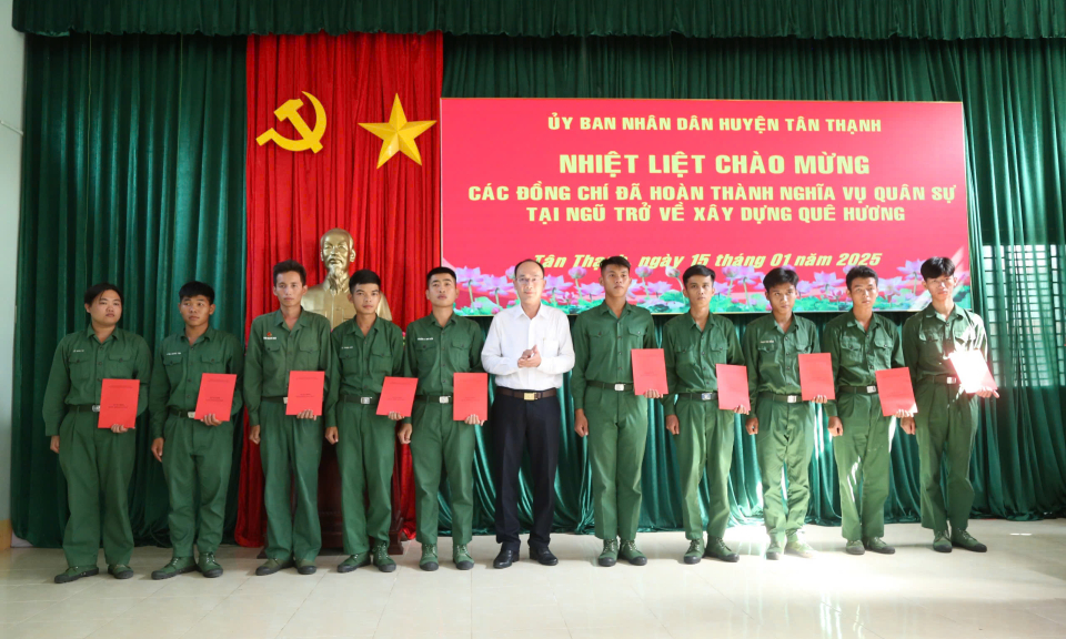 Tân Thạnh đón 90 quân nhân hoàn thành nghĩa vụ quân sự về địa phương