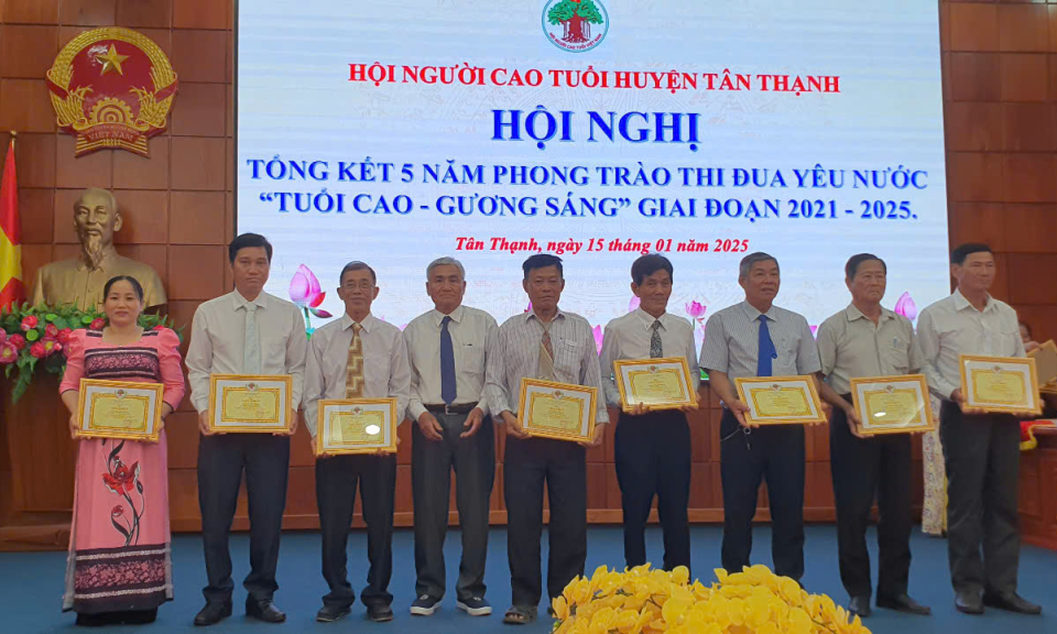 Tân Thạnh khen thưởng phong trào trào thi đua yêu nước “Tuổi cao - Gương sáng” 