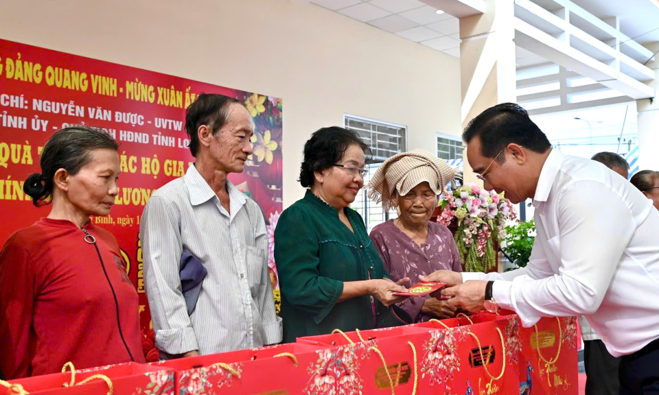 Bí thư Tỉnh ủy Nguyễn Văn Được tặng quà Tết cho gia đình chính sách 