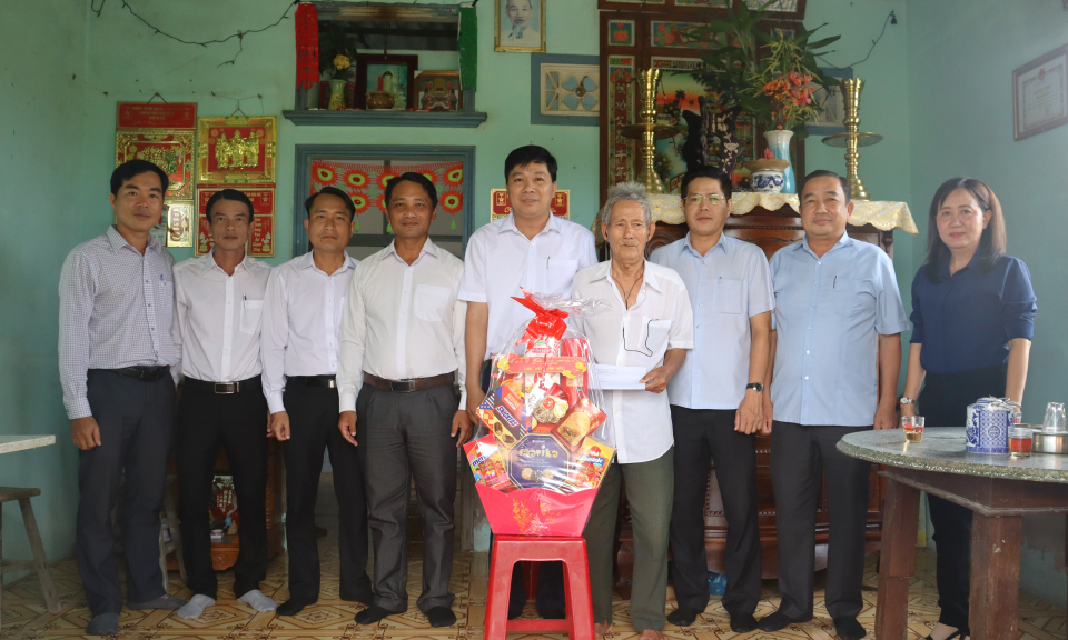 Chủ tịch HĐND huyện Cần Đước thăm, chúc Tết và tặng quà các gia đình chính sách