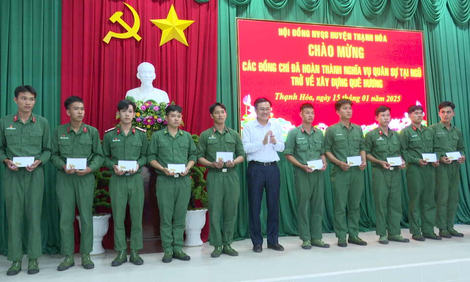 Thạnh Hóa đón 76 quân nhân hoàn thành nghĩa vụ quân sự về địa phương