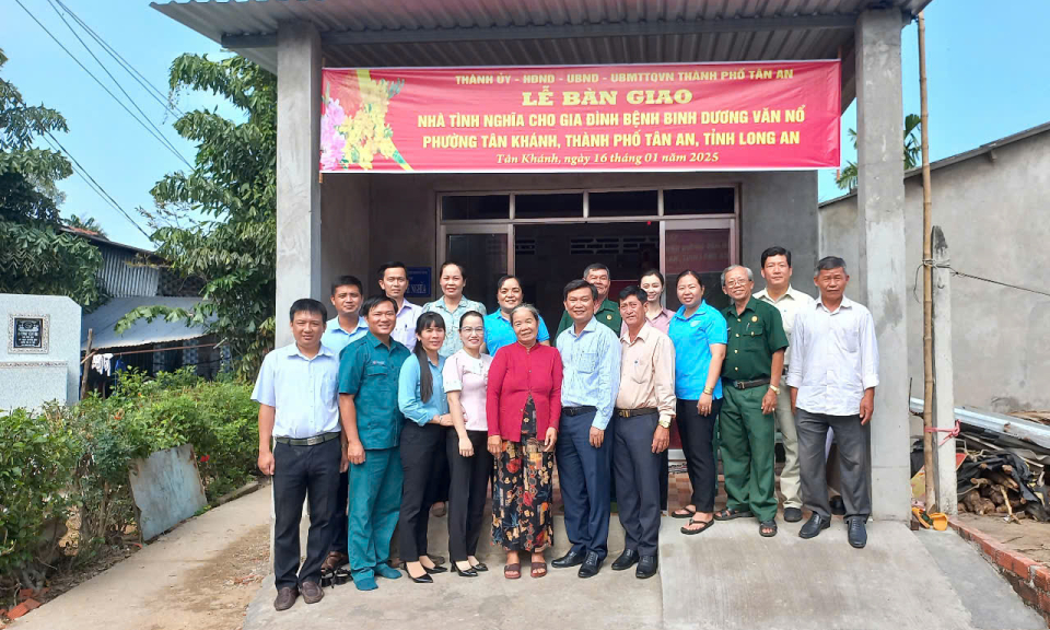 Thành phố Tân An bàn giao 3 công trình sửa chữa và xây mới nhà Tình nghĩa
