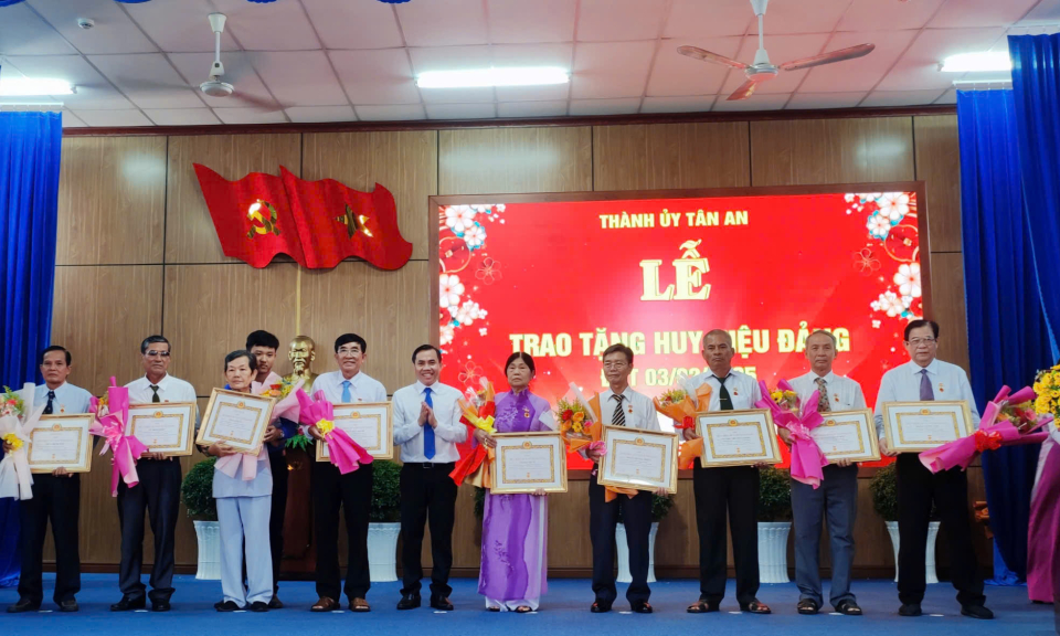 Thành phố Tân An trao Huy hiệu Đảng đợt 3/2