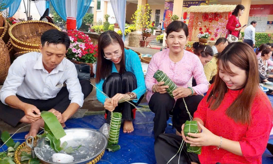 Thanh Phú sôi nổi Hội thi gói bánh tét mừng Đảng, mừng Xuân Ất Tỵ 2025