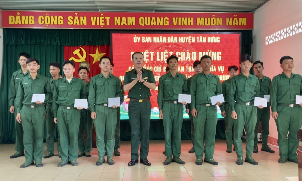 Tân Hưng đón 64 quân nhân hoàn thành nghĩa vụ quân sự tại ngũ trở về địa phương năm 2025