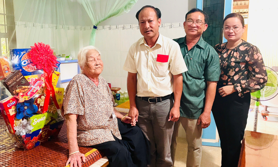 Bí thư Huyện ủy Tân Hưng thăm, chúc Tết Mẹ Việt Nam anh hùng và gia đình chính sách