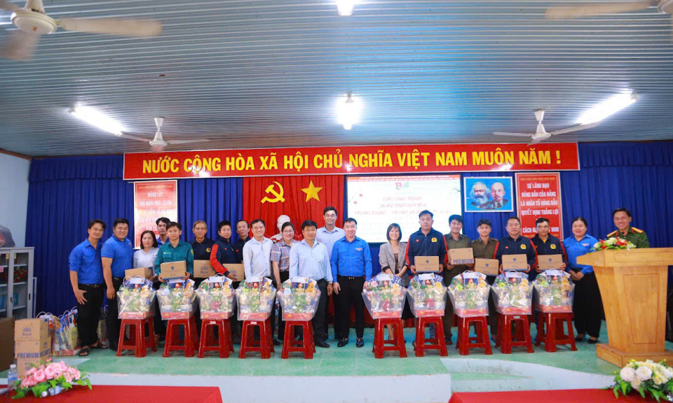 Đức Hòa trao 150 phần quà Tết cho cựu thanh niên xung phong và phụ nữ có hoàn cảnh khó khăn