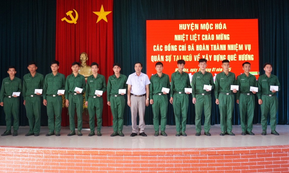 Huyện Mộc Hóa chào đón 37 quân nhân hoàn thành nghĩa vụ quân sự trở về địa phương