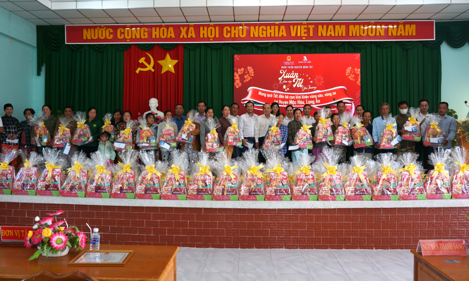 Công ty Cổ phần Đông Tây Land trao tặng 100 phần quà cho bà con nghèo tại huyện Mộc Hóa