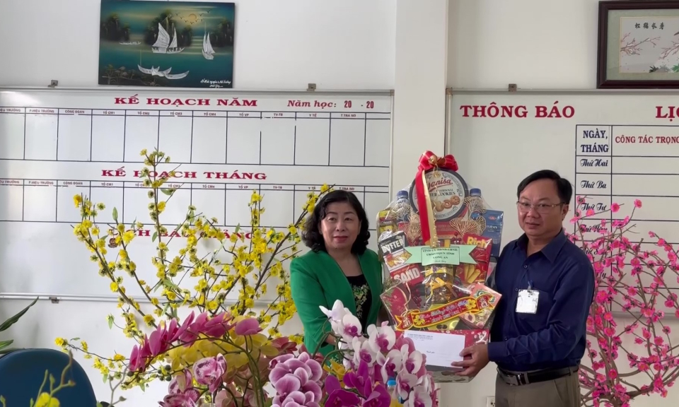 Thăm, tặng quà Tết Trường nuôi dạy trẻ em khuyết tật và Trung tâm Công tác Xã hội