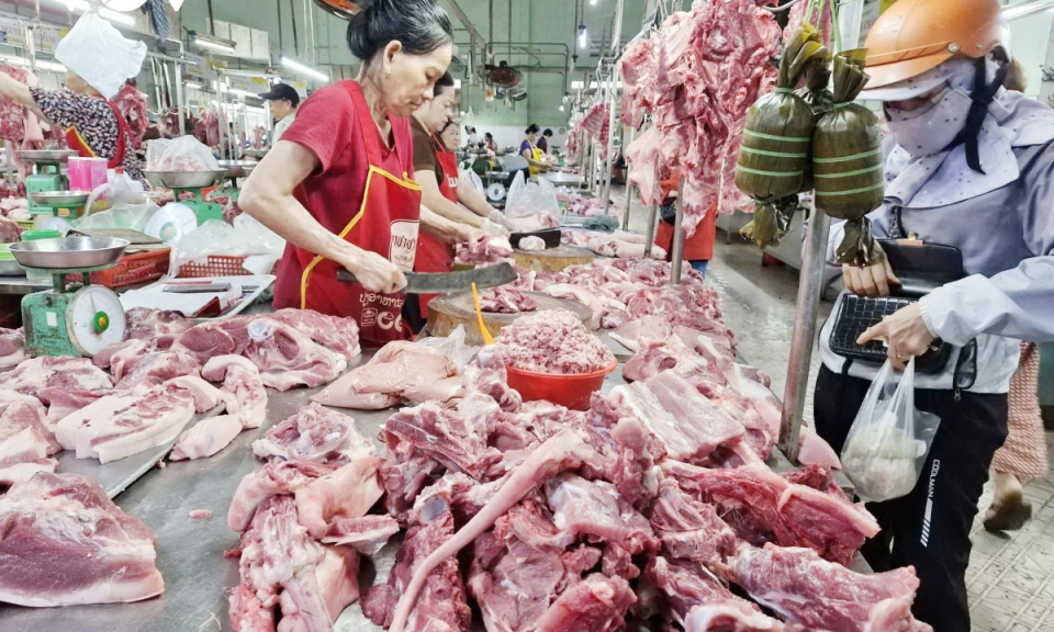 Nhập lậu heo sống qua biên giới vì giá chênh lệch