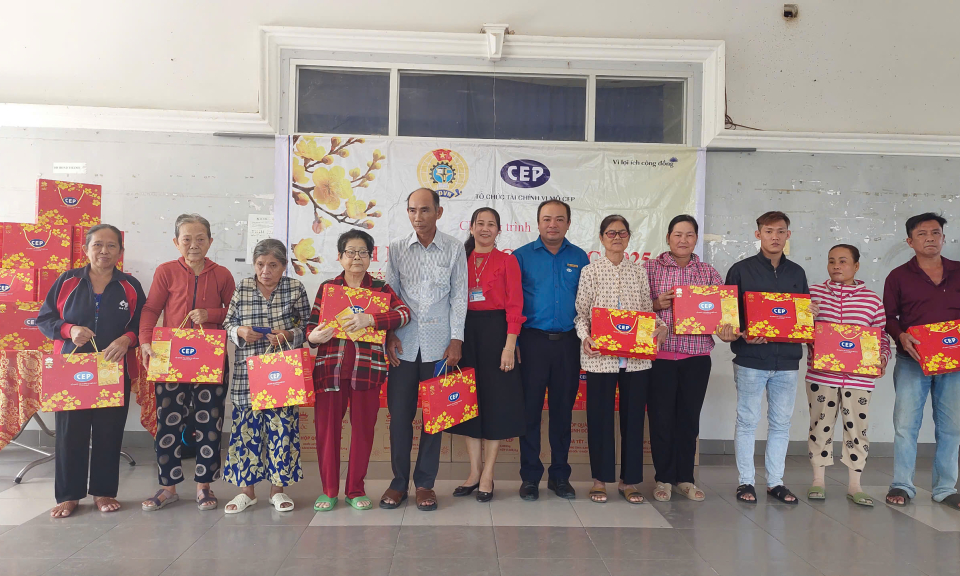 Tổ chức tài chính vi mô CEP chi nhánh Tân An  trao quà tết cho khách hàng 