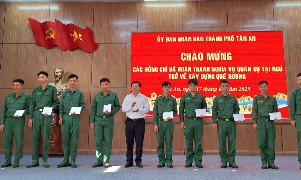 Thành phố Tân An đón quân nhân xuất ngũ