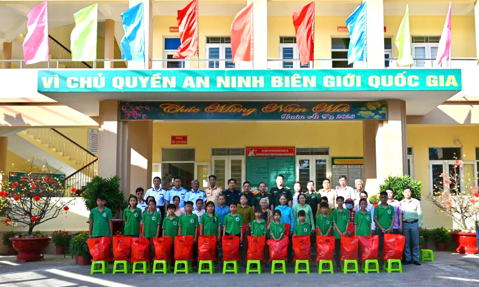 Bến Lức: Chương trình “Xuân biên phòng - Ấm lòng dân bản” 