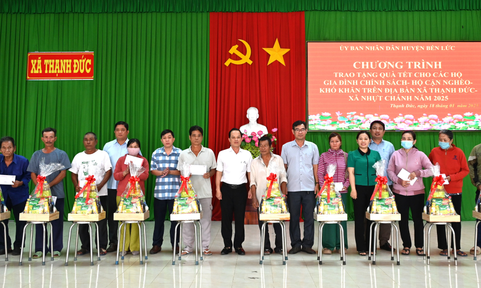 Bến Lức trao tặng 200 phần quà Tết cho gia đình chính sách, hộ khó khăn