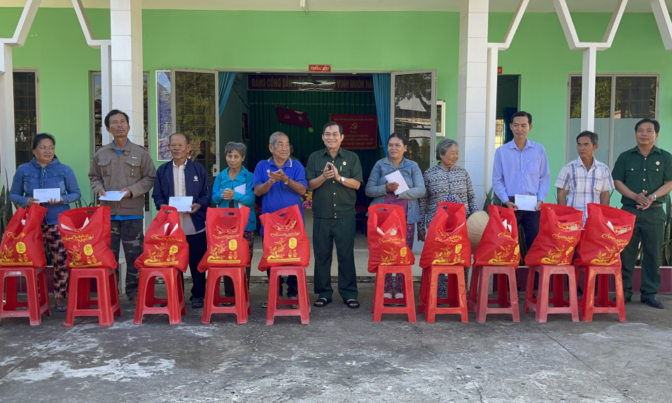 Hội Cựu Chiến binh và Hội Nạn nhân chất độc da cam tỉnh tặng quà Tết tại huyện Tân Hưng