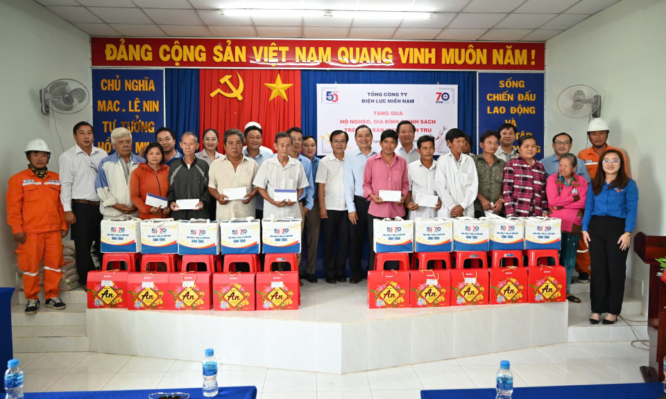 Tổng Công ty Điện lực miền Nam tặng quà Tết cho người dân có hoàn cảnh khó khăn