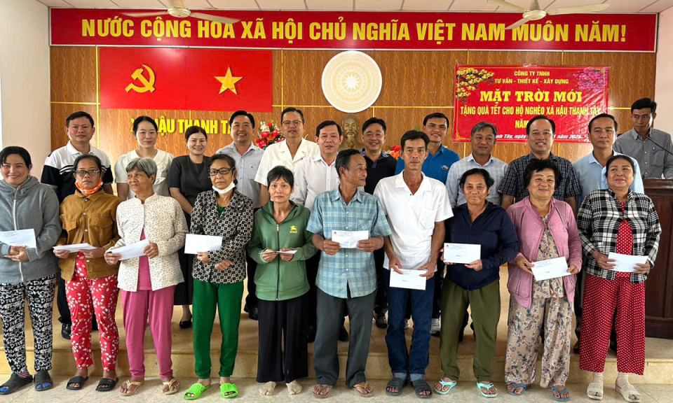 Tân Thạnh trao 120 phần quà Tết cho hộ nghèo và gia đình chính sách