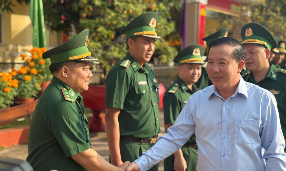Chủ tịch UBND tỉnh chúc Tết các lực lượng làm nhiệm vụ trên tuyến biên giới Đức Huệ