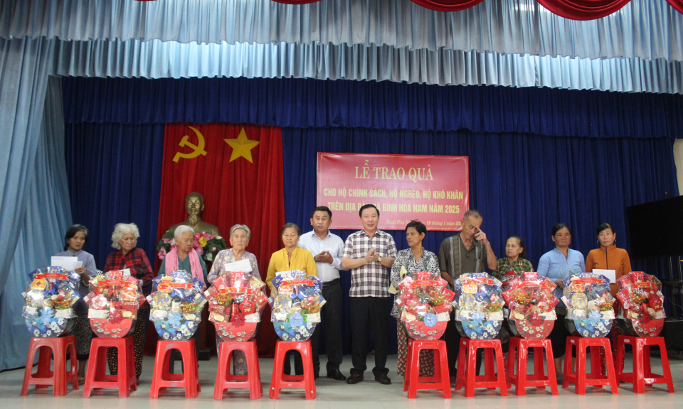 Chủ tịch UBND tỉnh – Nguyễn Văn Út trao quà Tết Ất Tỵ 2025 cho người dân xã Bình Hòa Nam