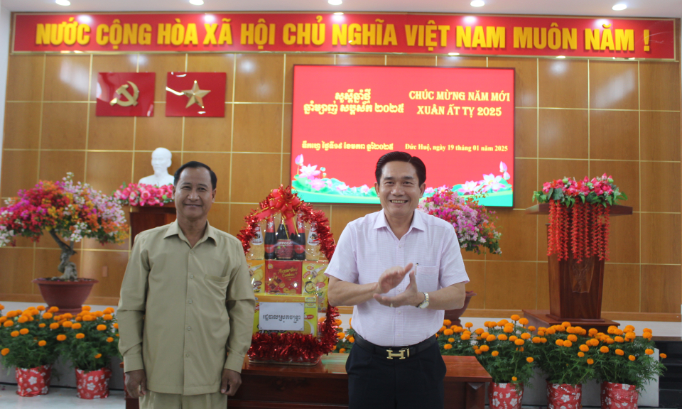 Đức Huệ họp mặt đối ngoại với huyện Chan Trea